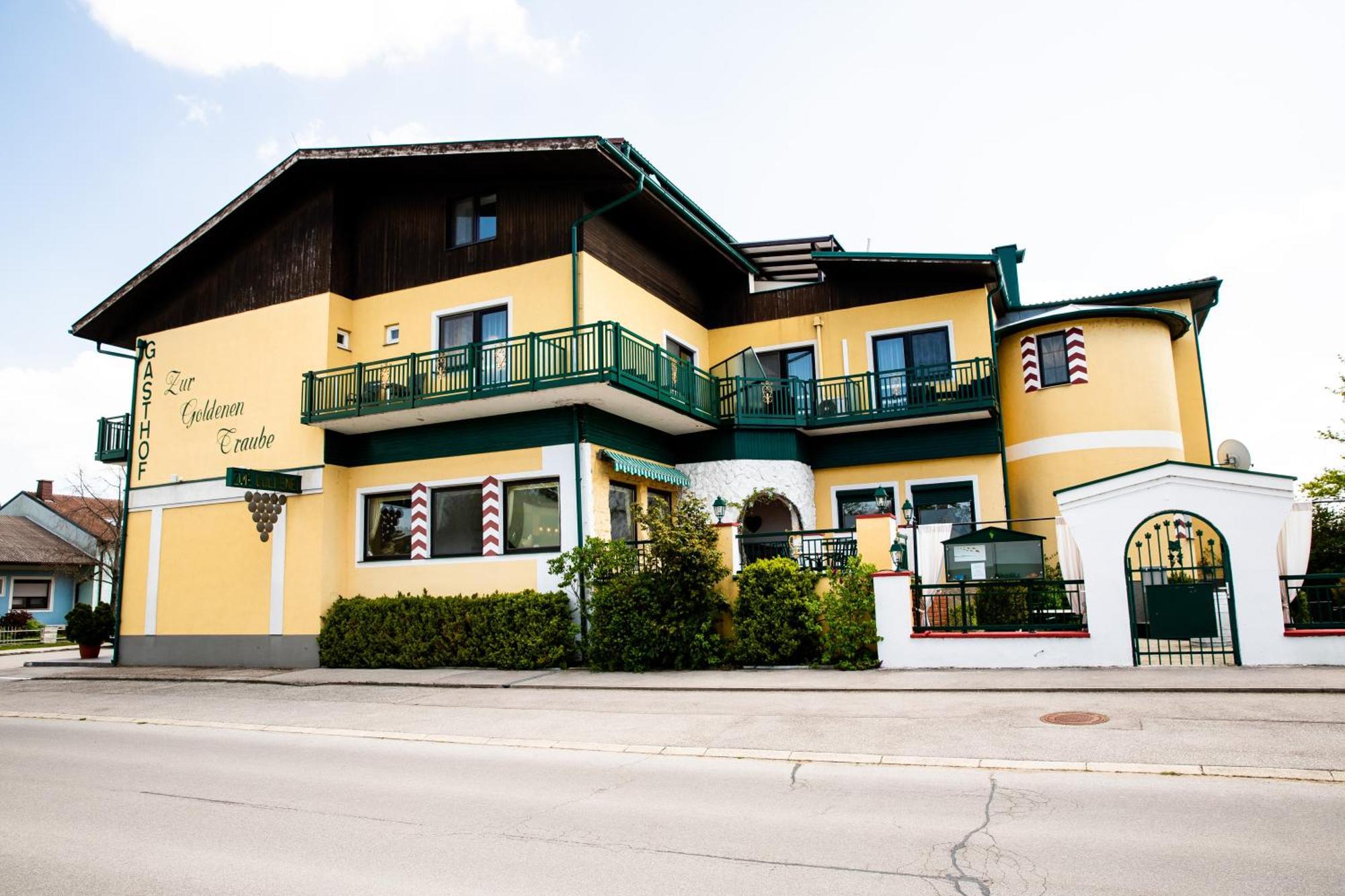 Landgasthof Zur Goldenen Traube Podersdorf am See Exterior foto